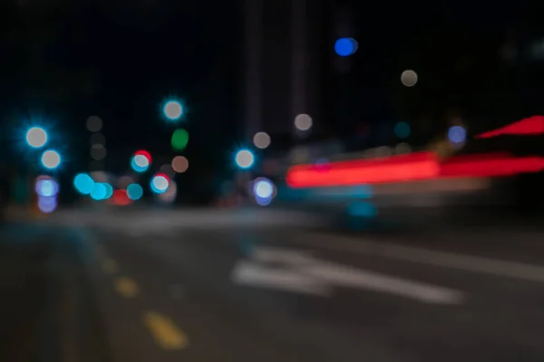 Farbige Lichter Und Straßenmarkierungen Verschwimmen Und Erzeugen Den Fotografischen Effekt — Stockfoto