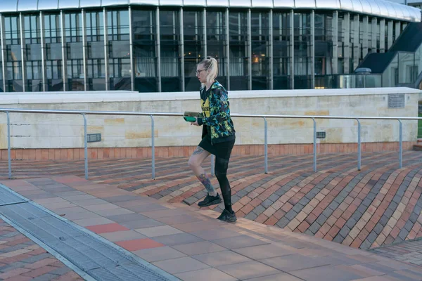 Wellington Nieuw Zeeland Juli 2021 Jonge Vrouw Met Kleurrijk Getatoeëerd — Stockfoto