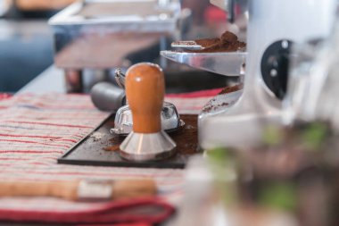 Sığ alan etkisi derinliği dağınık kafe ekipmanları barista çalışma alanına yakın.
