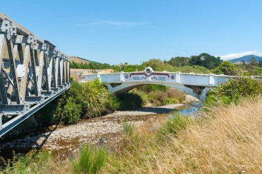 Kaiparoro 'nun Wairarapa' daki Anma Köprüsü ilk olarak 1923 yılında inşa edildi ve 2005 yılında restore edildi, Yeni Zelanda