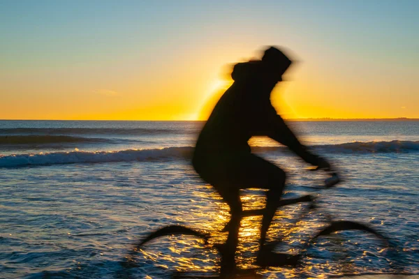 Imagem Turva Ciclista Andando Praia Papamoa Volta Iluminado Pelo Nascer — Fotografia de Stock