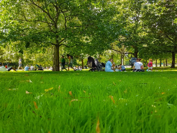 英国伦敦 2017年8月6日 英国夏季 人们坐在树下穿越维多利亚公园 — 图库照片