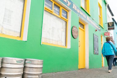 Dingle Ireland - 12 Ağustos 2017; Açık yeşil ve sarı turistik içki imalathanesi ve bar isimleri Paddy Brawn Brosnan 's.