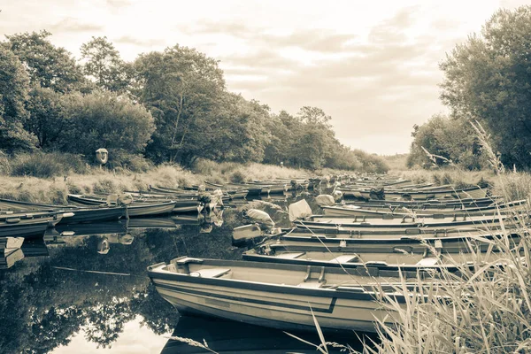 伝統的なクリンカーのディンギーボートはロス湖とロス城 キラーニー アイルランドにつながる運河の側面に接続されています — ストック写真