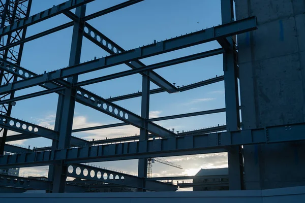 青い空に対してシルエットで建設鋼フレームワーク 日の出に — ストック写真