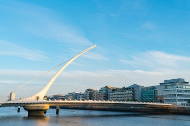 Dramatik modern sanatsal stil beyaz kablo kalış köprüsü. Harp olarak da bilinir. Mimari açıdan modern beyaz kablo, Liffey nehri Dublin, İrlanda üzerinde köprü vazifesi görür.