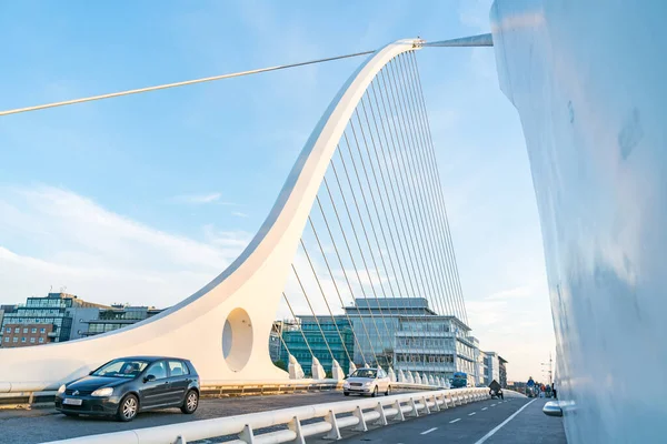 Dramatische Moderne Künstlerisch Gestaltete Weiße Schrägseilbrücke Auch Bekannt Als Harp — Stockfoto