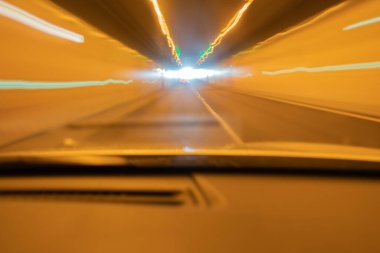 Tünelin sonundaki parlak ışık, içerideki araçtan yaklaşan çizgiler ya da ışık akımları aracılığıyla ona doğru ilerliyor..