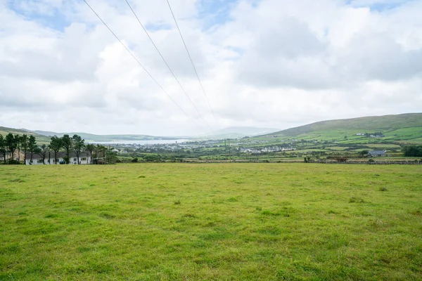 Dingle Distancia Través Extensos Campos Paisaje Irlandés Que Conduce Costa — Foto de Stock