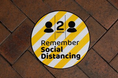 2 Metre sosyal uzaklık hatırlatıcı- Kapalı 19 talimat etiketleri tecrit altındaki müşteriler için yaya yolunda