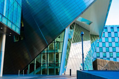 Dublin, IRELAND - 9 AĞUSTOS 2017; Büyük Kanal Tiyatrosu 'nun mimari açıları, kamu altyapısının modern kentsel gelişimi.