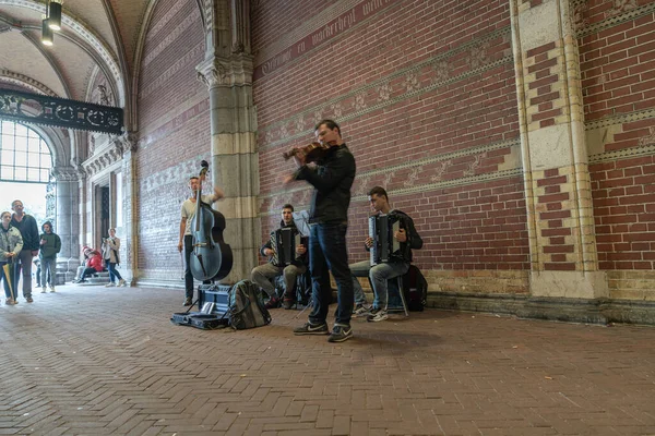 Amsterdam Holland Augusti 2017 Musikkvartett Surrande Stadens Gata Täckt Välvd — Stockfoto