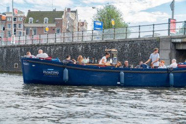 Amsterdam Hollanda - 17 Ağustos 2017; Yüzen Amsterdam Mavi Kanal Tekne Lokantası Turistlerle turistlerin şarap ve yemek yediği yerler