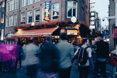 Amsterdam, Hollanda - 17 Ağustos 2017; Şehrin genelev bölgesinde Old Sailor olarak bilinen meyhanenin dışındaki sokakta bulanık kalabalık.
