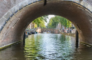 Amsterdam Hollanda - 17 Ağustos 2017; Amsterdam 'da Reguliersgracht kanalı boyunca kaybolan yedi tuğlalı köprü sırası.