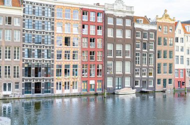 Amsterdam Hollanda mimarisi, gable ve penceresi Damrak 'taki renkli ikonik apartmanlarda.