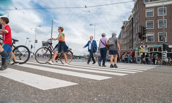 Amsterdam Holland 2017 Prins Hendrikkade Major Street Crossing People Both — 스톡 사진