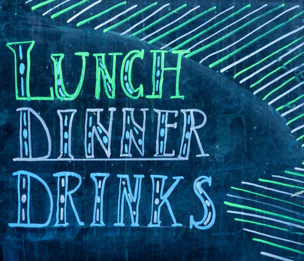 Chalkboard Υπογράψει Διαφήμιση Γεύμα Δείπνο Και Ποτά Πράσινο Και Μπλε — Φωτογραφία Αρχείου