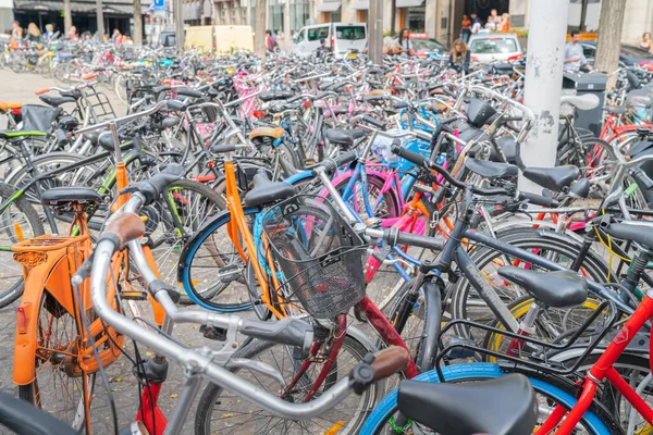 オランダのアムステルダムのダム広場にある何百もの自転車 — ストック写真
