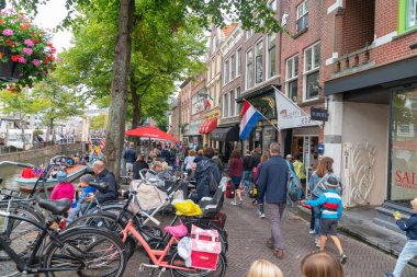 Alkmaar Hollanda - 18 Ağustos 2012; Turistlerin dolaştığı işlek cadde ve tarihi eserlere sahip Alkmaar kentindeki kafelerde geziyor ve peynirle tanınıyor..