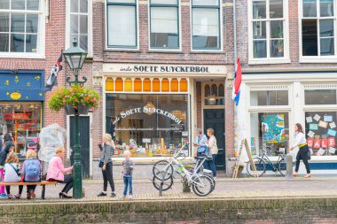 Alkmaar Hollanda - 18 Ağustos 2012; Tarihi eserlerin yer aldığı Picturesque kasabası ve peynirle ünlü ilgi odağı.shop ve sokak sahnesindeki insanlar.