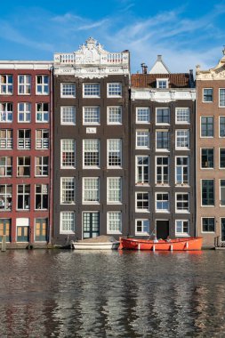 Amsterdam Hollanda - 19 Ağustos 2017 Damrak Körfezi 'nden Old Quarter' a ve tipik Hollanda gablonlarıyla ikonik kanal evleri