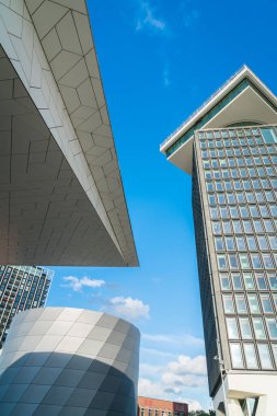 Amsterdam Hollanda - 19 Ağustos 2017; Düşük perspektiften gökyüzüne doğru yaklaşan dört ultra-modern bina