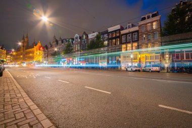 Amsterdam-Hollanda - 21 Ağustos 2017; Şehirde gece vakti, trafik ışıkları, sokak işaretleri ve kırmızı ışık akıntıları