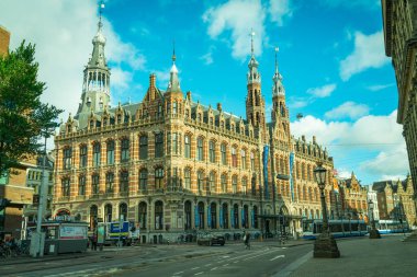 Amsterdam Hollanda 19 Ağustos 2017; Amsterdam eski Postane 'nin dekoratif mimarisi, şimdilerde lüks alışveriş merkezleri ve caddelerin ünlü simgesi.