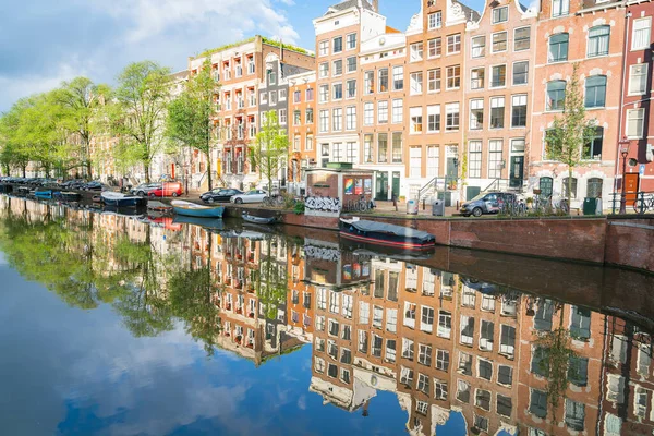 Amsterdam Hollande Août 2017 Maisons Bateaux Canal Reflétés Dans Eau — Photo