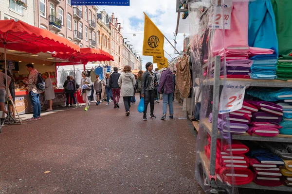 アムステルダムオランダ 8月20 2017 地元の人々や観光客に人気の街のアルバート カイプ通り市場幅広い商品を販売しています — ストック写真