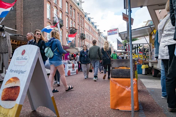 アムステルダムオランダ 8月20 2017 地元の人々や観光客に人気の街のアルバート カイプ通り市場幅広い商品を販売しています — ストック写真