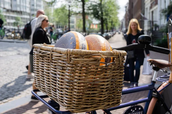 암스테르담 네덜란드 2017 자전거 바구니에 전통적 네덜란드 치즈의 풍경으로 배달됨 — 스톡 사진