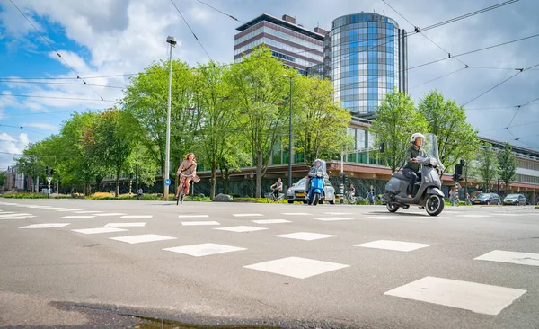 암스테르담 네덜란드 2017 자전거타는 자전거타는 자전거타는 자동차를 도시의 교차로를 — 스톡 사진