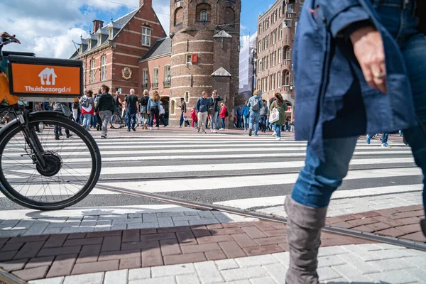 암스테르담 네덜란드 2017 지점에서 초점이 맞춰진 다리와 자전거 바퀴로 보행자 — 스톡 사진