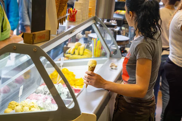 Amsterdam-Hollanda - 21 Ağustos 2017; Dükkan tezgahında bir dondurma alıp tutmaya odaklan