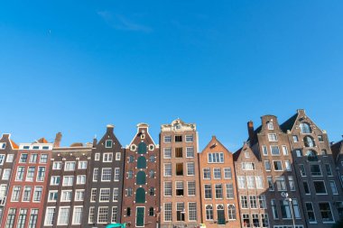 Amsterdam Hollanda - 19 Ağustos 2017 Damrak Körfezi 'nden Old Quarter' a ve tipik Hollanda gablonlarıyla ikonik kanal evleri