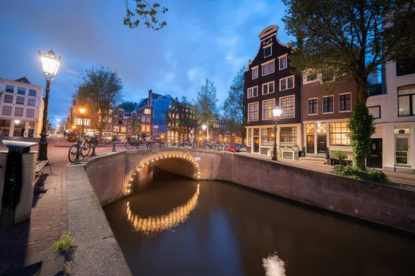 Canal Amsterdam Nuit Avec Pont Pierre Avec Arche Éclairée Réfléchie — Photo