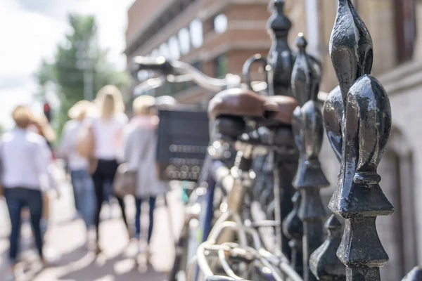 Scena Strada Offuscata Con Bicicletta Contro Ringhiera Persone Sfocate Sullo — Foto Stock