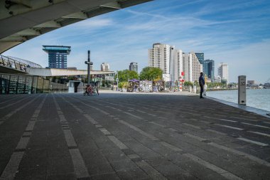 Rotterdam Hollanda - 23 Ağustos 2017; Siluet kemer yapısı ile çerçevelenmiş şehir siluet köprü altında fotoğraf çeken turist