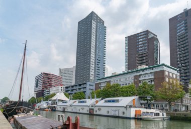 Rotterdam Hollanda - 22 Ağustos 2021; Yüksek binalar Old Harbour 'un arka planında yer alıyor.