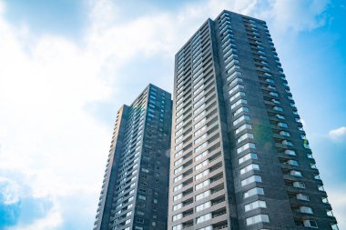 Rotterdam Hollanda - 22 Ağustos 2021; Acımasız beton ve cam kentin kentsel manzarasının üzerindeki yüksek katlı apartman blokları.