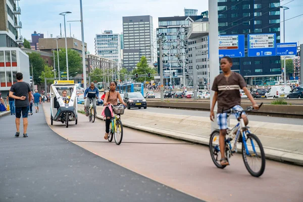 2017 로테르담 네덜란드 도시의 건물들 에둘러 자전거를 도시의 포장도로를 사람들 — 스톡 사진