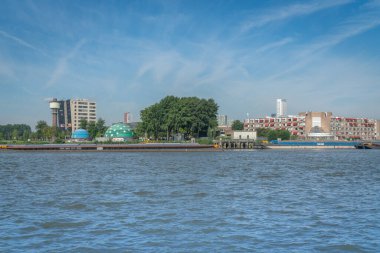 Rotterdam Hollanda - 22 Ağustos 2021; Liman veya nehir mavnaları nehir kıyısında demirli.