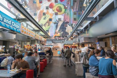 Rotterdam Hollanda - 21 Ağustos 2017; şehirdeki Pazar Salonu 'nda yoğun yemek ya da yemek salonu, yuvarlak çatı profili ve iç tavan duvar resmine sahip modern yapı.