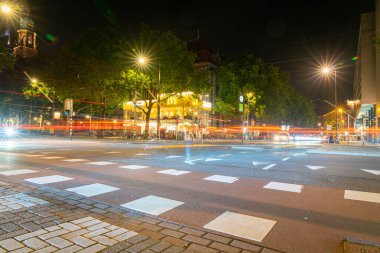 Rotterdam Hollanda - 23 Ağustos 2017; Yoldan geçen araçlar olarak uzun pozlama kullanılarak gece şehir caddesi boyunca görünüm hafif patikalar ve sokak ışıkları oluşturur.