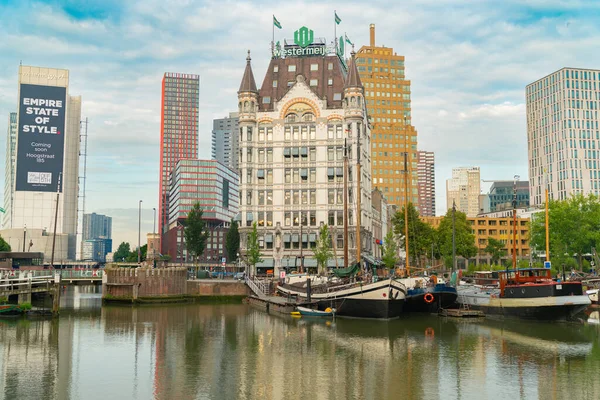 荷兰鹿特丹 2017年8月23日 风景如画的海上和商业场景中的老港船和周边建筑 — 图库照片