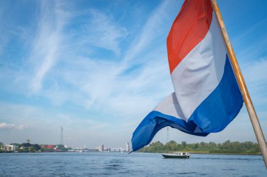 Hollanda bayrağı New Meuse Nehrinde, Rotterdam Hollanda 'da nehir feribotunun kıç tarafında esiyor..