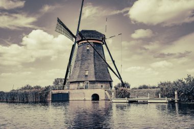 Geleneksel Hollanda rüzgar gülü dramatik bulutlu gökyüzü, Kinderdijk, Hollanda.
