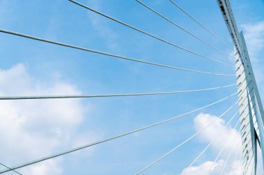 Kabloların kesişen hatlarının yakın görüntüsü köprüde kalıyor.